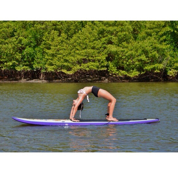 Isabella Santoni exibe boa forma em pose sobre prancha de Stand up paddle