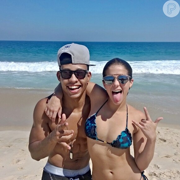 Isabella Santoni exibe boa forma de biquíni na praia com o colega de elenco, Antônio Carlos