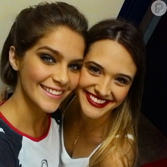 Isabella Santoni posa com Juliana Paiva, que estrelou a última temporada de 'Malhação'