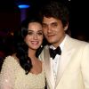 Katy Perry e John Mayer terminaram o namoro em março deste ano, mas trocaram beijos e carícias em boate de Nova York, nos Estados Unidos, e ainda beberam champanhe