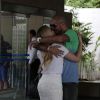 Ex-BBBs, Fernando e Aline foram flagrados aos beijos em visita ao Projac