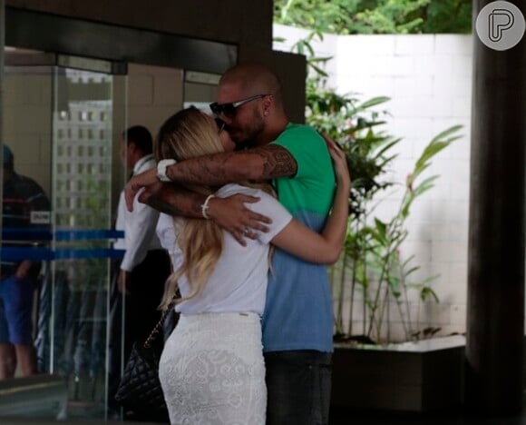 Ex-BBBs, Fernando e Aline foram flagrados aos beijos em visita ao Projac