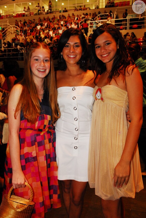 Bruna Marquezine, com 12 anos, ao lado de Marina Ruy Barbosa e Fernanda Paes Leme na gravação do especial de fim de ano de Roberto Carlos, em 2007