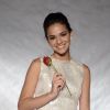 Sem confirmar o romance, aos 17 anos, Bruna Marquezine esbanjou elegância na gravação do especial de fim de ano de Roberto Carlos, em 2012