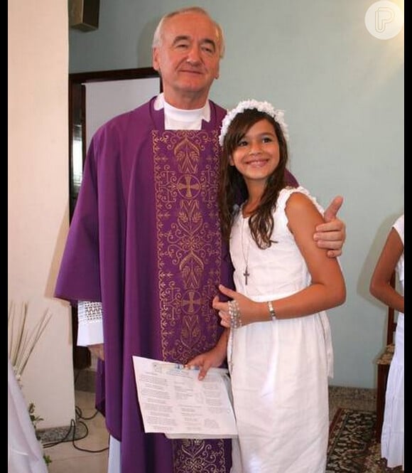 Com 10 anos, Bruna Marquezine fez sua primeira comunhão na Igreja Nossa Senhora de Fátima, em Jacarepaguá, no Rio de Janeiro