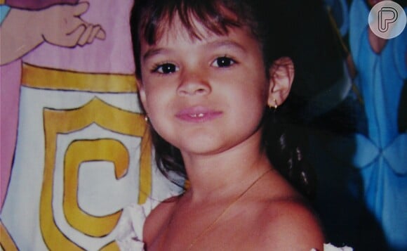 Bruna Marquezine com 6 anos, em foto tirada na escola em que estudava