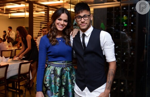 Em sua vida pessoal, Bruna Marquezine estava com o romance de pernas para o ar. Ela e Neymar terminaram o namoro, mas depois reataram a tempo dele acompanhá-la na exibição do último capítulo de 'Em Família'