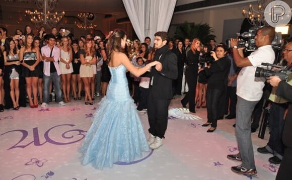 Bruna Marquezine dançando valsa com Caio Castro em sua festa de 15 anos