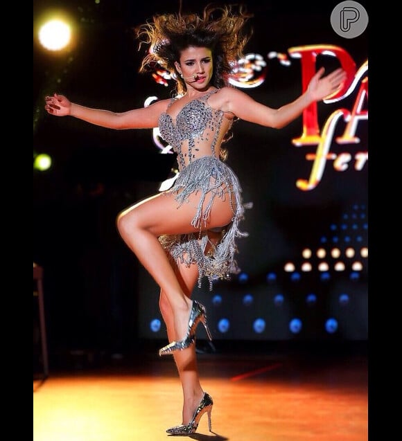 Paula Fernandes exibe looks com brilho e glamour nos shows
