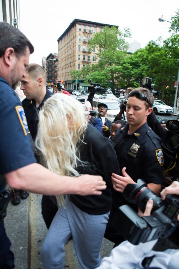 Amanda Bynes é presa no dia 23 de maio por porte de maconha em seu apartamento em Nova York