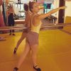 Angélica decidiu experimentar uma nova atividade física e começou a ter aulas de balé
