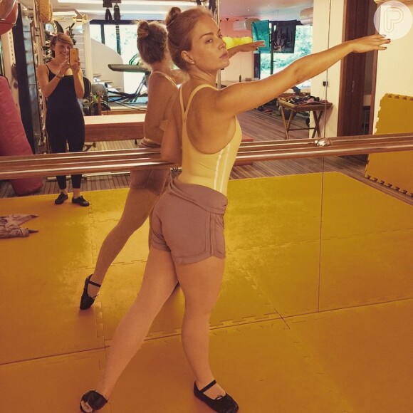Angélica decidiu experimentar uma nova atividade física e começou a ter aulas de balé