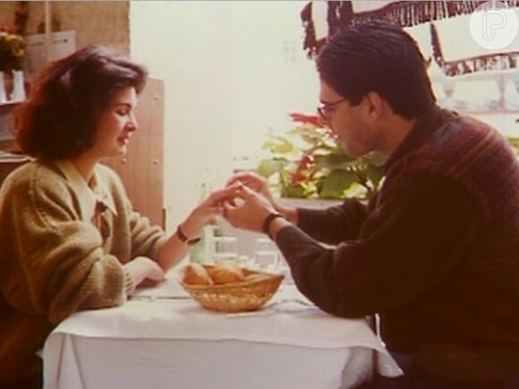 Em foto, Fátima Bernardes e William Bonner fazem troca de aliança em café de Paris, na França
