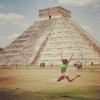 Bárbara Borges publica foto saltando diante de uma pirâmide