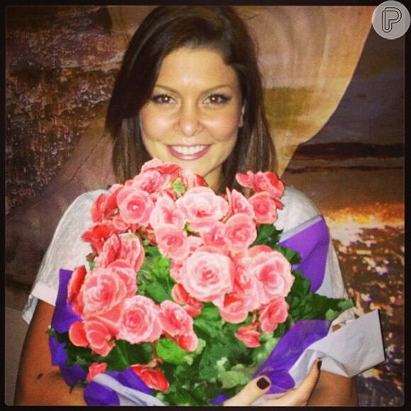 A atriz Bárbara Borges postou foto com um buquê de flores e legendou: 'Como é bom ser amada'