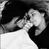 Anitta e a amiga Juliana de Paiva dividem mesma cama e compartilham fotos de momentos íntimos na internet