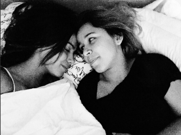 Anitta e a amiga Juliana de Paiva dividem mesma cama e compartilham fotos de momentos íntimos na internet