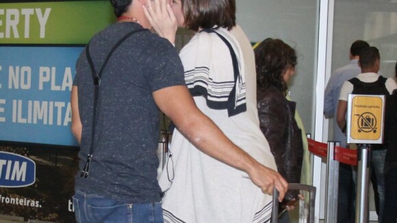 Allyson Castro se despede de Deborah Secco com beijo em aeroporto