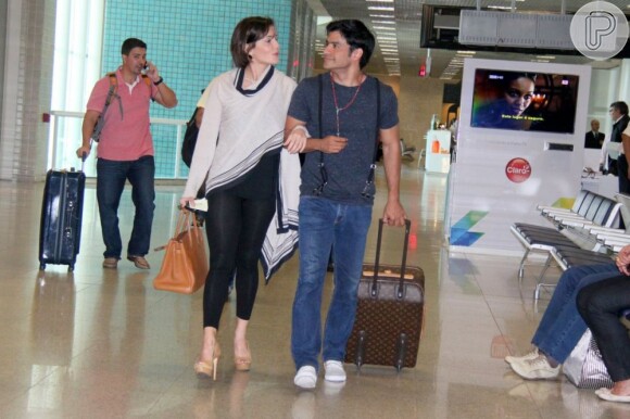 Allyson Castro acompanhou Deborah Secco por todo o aeroporto Santos Dumont