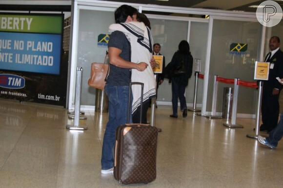 Allyson Castro se despediu de Deborah Secco na entrada da sala de embarque do Aeroporto Santos Dumont, no Rio
