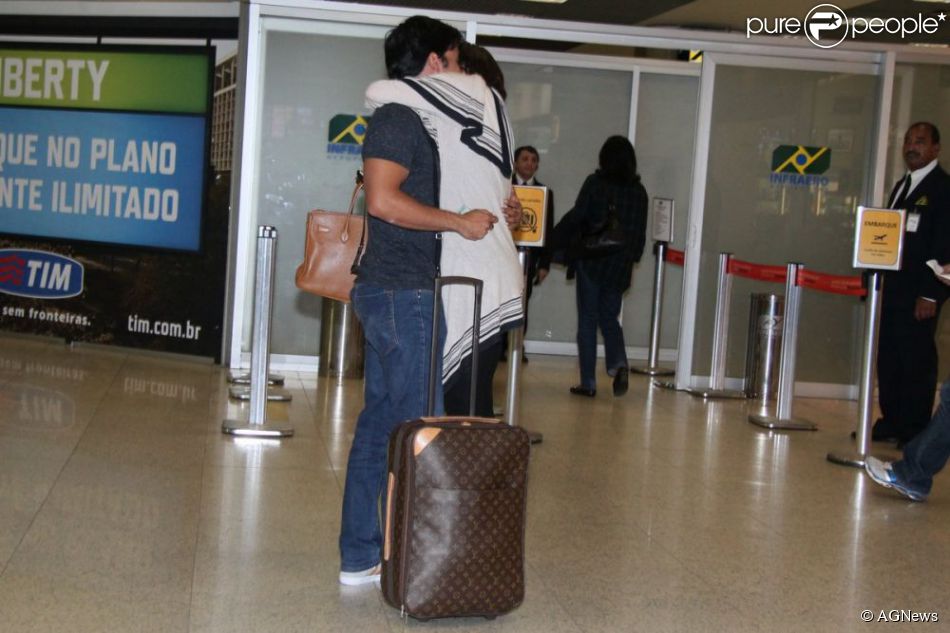 Allyson Castro se despediu de Deborah Secco na entrada da sala de embarque do Aeroporto Santos Dumont, no Rio