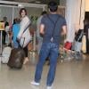 Allyson Castro se despede de Deborah Secco na entrada da sala de embarque no Aeroporto Santos Dumont, no Rio