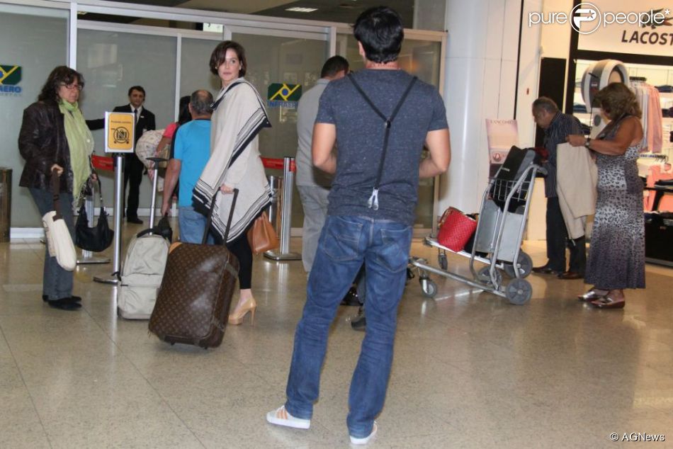 Allyson Castro se despede de Deborah Secco na entrada da sala de embarque no Aeroporto Santos Dumont, no Rio