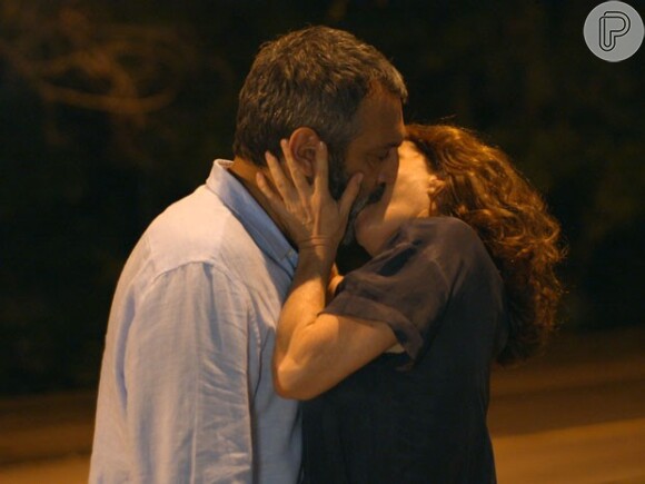Miguel (Domingos Montagner) beija Lígia (Débora Bloch), na novela 'Sete Vidas'