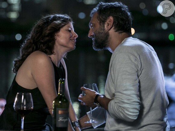 Miguel (Domingos Montagner) e Lígia (Débora Bloch) se reaproximam por causa da convicência com Joaquim, o filho dos dois, na novela 'Sete Vidas'
