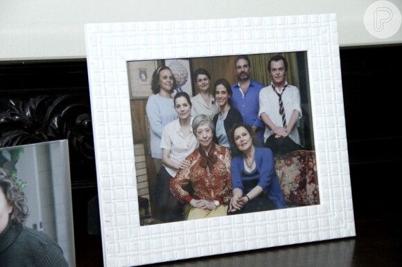 Atores são vistos em foto da 'família' de 'Doce mãe'