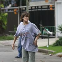 Deborah Secco grava 'Louco Por Elas' vestida de menino, no Rio