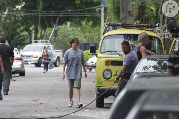 Deborah Secco foi flagrada com uma camisa larga e uma bermuda verde durante a gravação de 'Louco Por Elas'