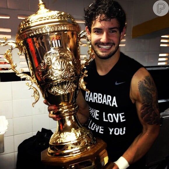 Há duas semanas Alexandre Pato comemorou o título do Campeonato Paulista com uma camisa se declarando para a, até então namorada, Barbara Berlusconi