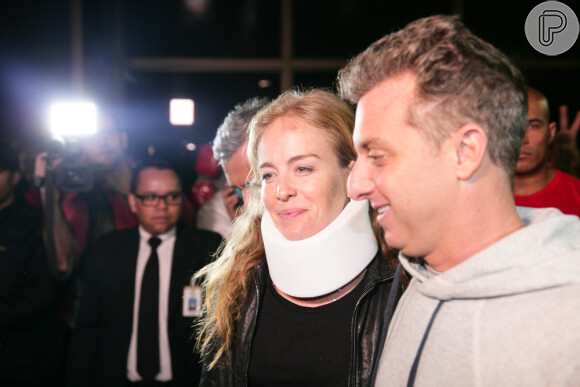 Luciano Huck e Angélica, de colar cervical, deixam hospital após acidente de avião