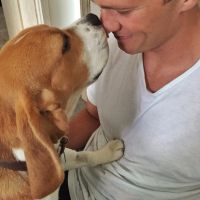 Gisele Bündchen mostra Tom Brady com o novo cachorro da família, o beagle Scooby