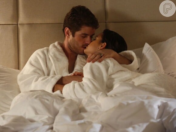 Mari (Bruna Marquezine) passa uma noite romântica com Benjamin (Maurício Destri), na novela 'I Love Paraisópolis', em 26 de maio de 2015