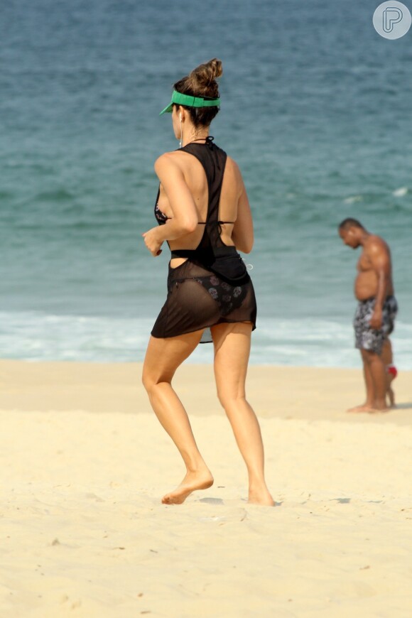 Fernanda Lima usa saída de praia transparente para  correr de biquíni no Rio
