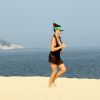 Fernanda Lima pratica corrida na praia do Leblon, no Rio de Janeiro