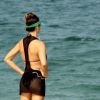 Fernanda Lima relaxa após corrida em praia no Leblon, no Rio
