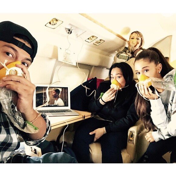 Jatinho de Ariana Grande sofreu pane durante voo e cantora foi obrigada a colocar máscara de oxigênio. 'Enlouqueci por três segundos'