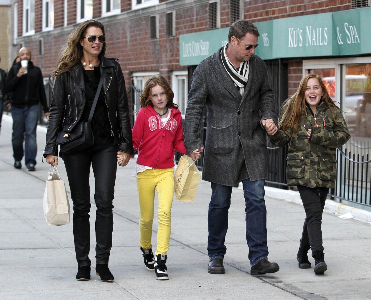 Foto: Aos 50 anos, Brooke Shields tem muito o que comemorar. Longe de  polêmicas, a beldade está feliz em seu casamento com Chis Henchy e ao lado  de suas duas filhas, Rowan