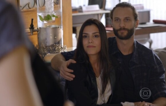 Marcos também flerta com Laila (Maria Eduarda de Carvalho) na presença da própria noiva, na novela 'Sete Vidas'