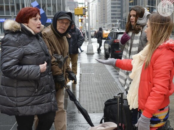 Danda (Tatá Werneck) e Mari (Bruna Marquezine) pediram esmolas em Nova York, na novela 'I Love Paraisópolis'