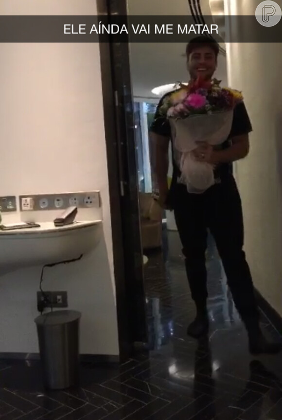Logo na chegada ao hotel, Rodrigo Godoy mostrou seu romantismo ao surpreender Preta Gil com um buquê de flores: 'Ele ainda vai me matar', escreveu a cantora em vídeo publicado na rede social Snapchat