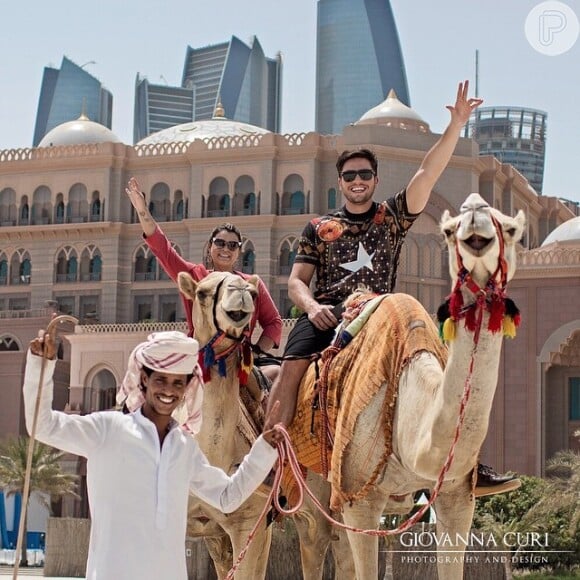 Preta Gil e Rodrigo Godoy aproveitaram para conhecer a cultura local e posaram em cima de camelos