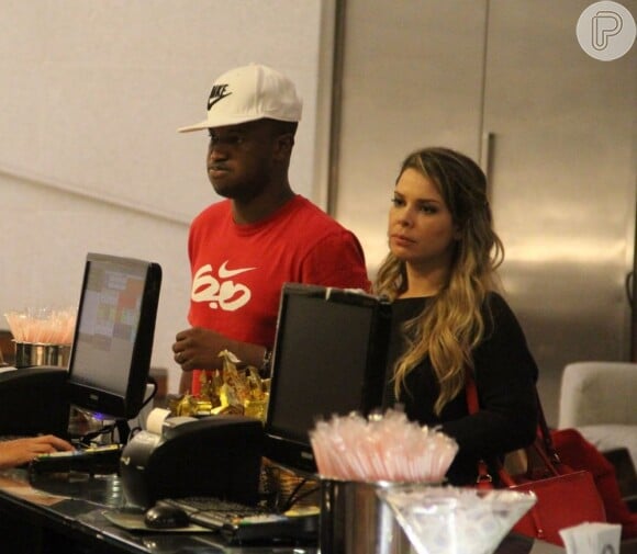 Fernanda Souza e Thiaguinho aproveitam tempo juntos para ir ao cinema