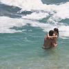 Nathalia Dill e Sergio Guizé já foram clicados trocando carinhos em uma praia do Rio, em janeiro de 2015