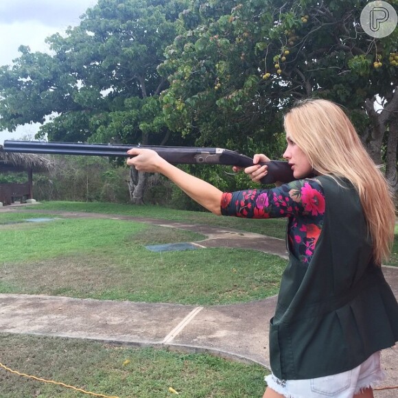 Fiorella Mattheis faz aula de tiro esportivo, após participar de uma campanha na Republica Dominicana