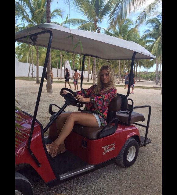A atriz posa em um carro de golfe para a campanha