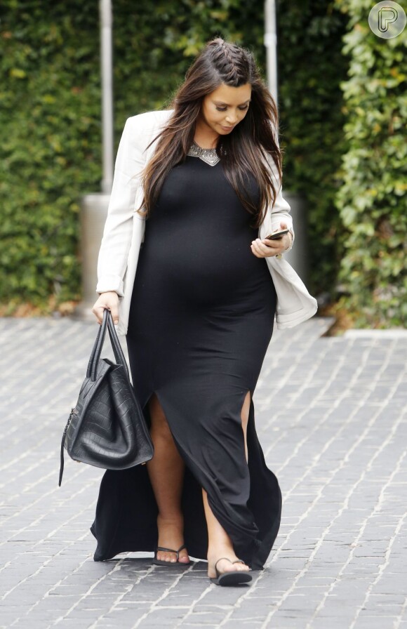 Kim Kardashian sai para almoçar em Los Angeles na tarde desta segunda-feira, dia 3 de junho de 2013